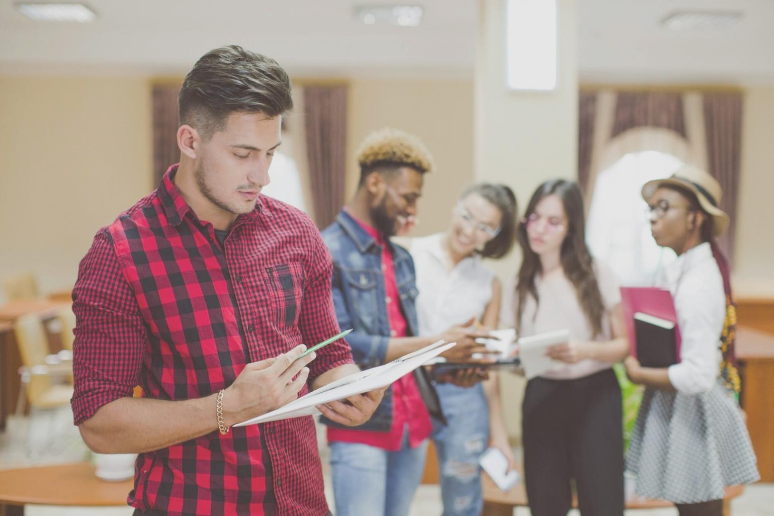 Estudiantes trabajando en análisis financiero colaborativo